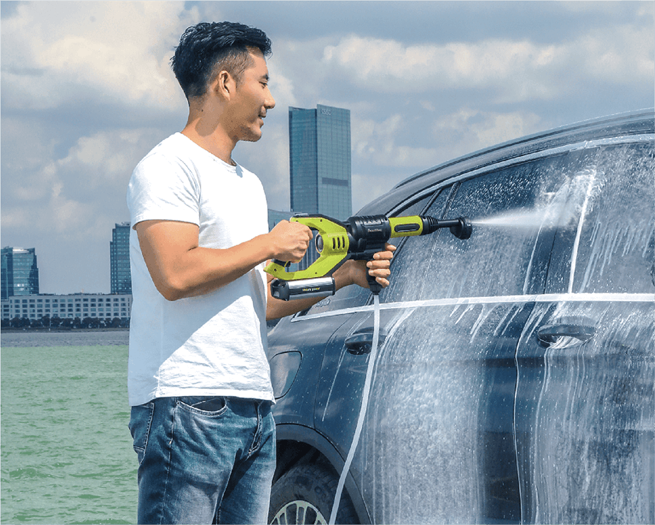 多機能ノズルであらゆるシーンに対応。扇形の洗浄で車の塗装を保護。
